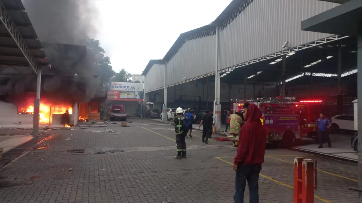 BAKAR: Petugas Damkar Kota Medan saat melakukan pemadaman kebakaran di Bengkel Mobil Sehat, Jalan Sei Batanghari, Medan Sunggal, Rabu (17/6/2026). (Dok: Damkar Kota Medan)