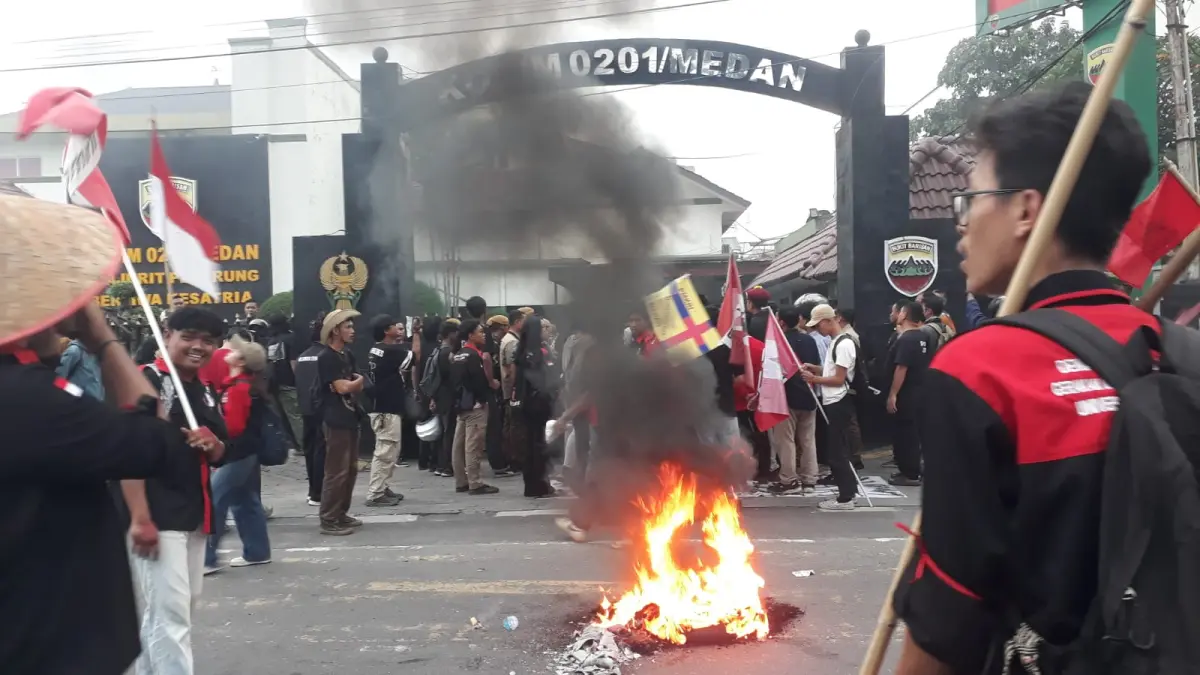 BAN: Ratusan mahasiswa GMNI membakar ban saat berunjuk rasa di depan Kantor Kodim 0201/Medan, Rabu (17/6/2026) sore. (Dok: Gusman/Sumut Pos)