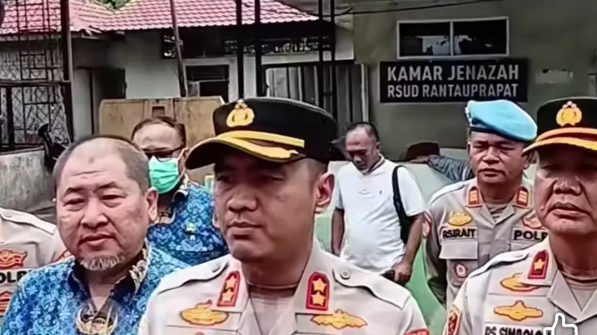 Kapolres Labuhanbatu memberikan keterangan kepada pers seusai melayat korban di instalasi kamar jenazah RSUD Rantauprapat. (Fajar/Sumut Pos)