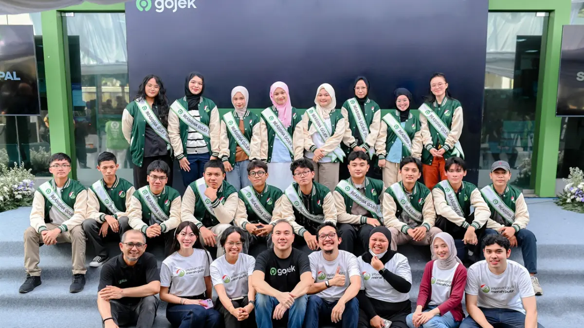 Momen hangat kebersamaan perwakilan penerima Beasiswa Gojek 2026 bersama jajaran Manajemen GoTo dan Yayasan GoTo Merah Putih (YGMP).
(Baris bawah kiri ke kanan: Bambang A.W, Sekretaris YGMP; Amelia Calista, Ketua YGMP; Tim YGMP; Direktur Utama Grup GoTo Hans Patuwo dan Tim YGMP lainnya) ( Foto : Gojek)