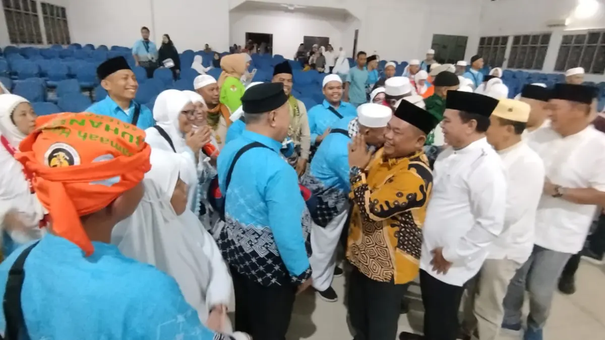 Penyambutan jemaah haji kloter 13 asal Labuhanbatu di Asrama Haji Rantauprapat (Fajar/Sumut Pos)