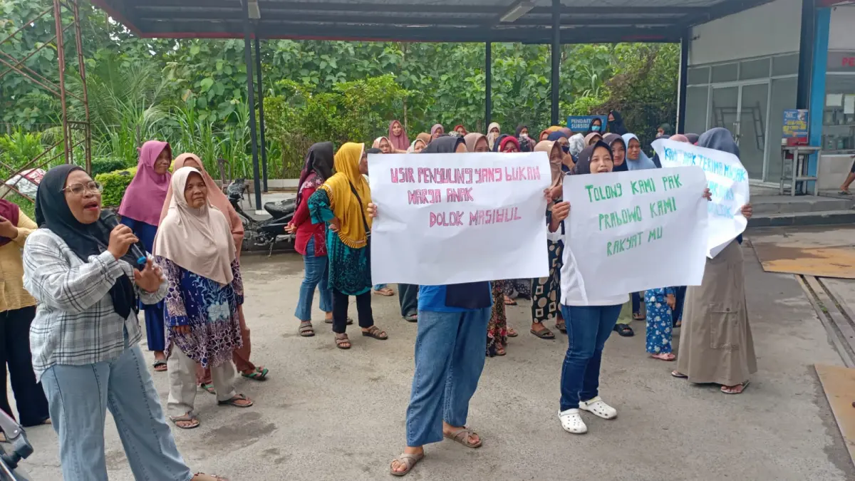 Puluhan emak emak berunjukrasa di SPBU 13.203.188 Dolok Masihul, Kelurahan Pekan Dolok Masihul, Rabu ( 17/06 ). ( Fadly/Sumut Pos)