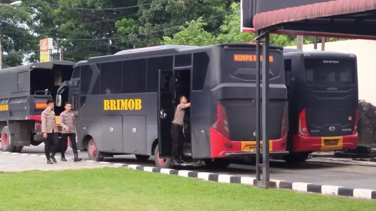Sejumlah personel Brimob Yon B Tebingtinggi tampak berada di lingkungan Mapolres Labuhanbatu (Fajar/Sumut Pos)