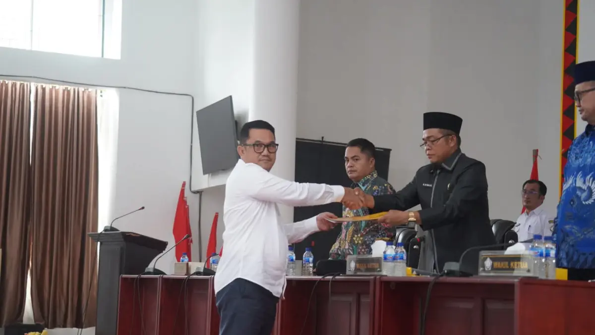 Serahkan : PJ. Sekda Nisel Amsarno Sarumaha pada saat menyerahkan berita Ranperda Pertanggungjawaban APBD TA. 2025 kepada pimpinan DPRD.  (Eriusman Duha/Sumut Pos)