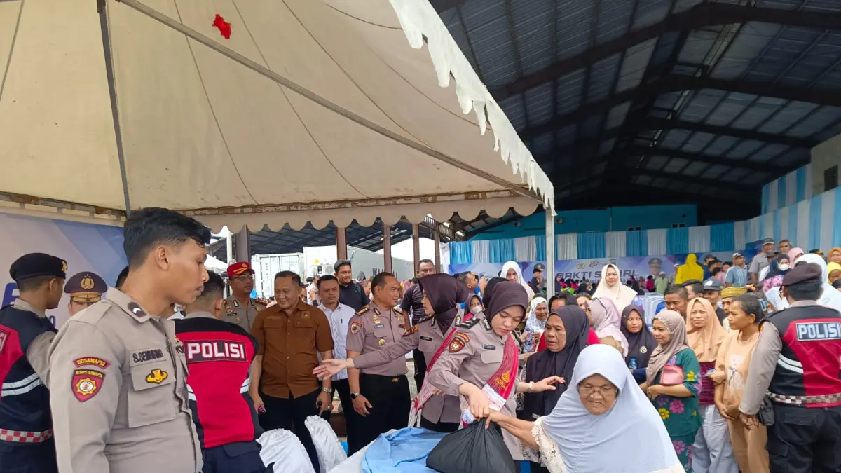 SOSIAL: Polda Sumut bersama Polres Belawan saat melaksanakan kegiatan bakti sosial, di Gudang PT BSA, Gabion, Belawan. (Dok: Polda Sumut)