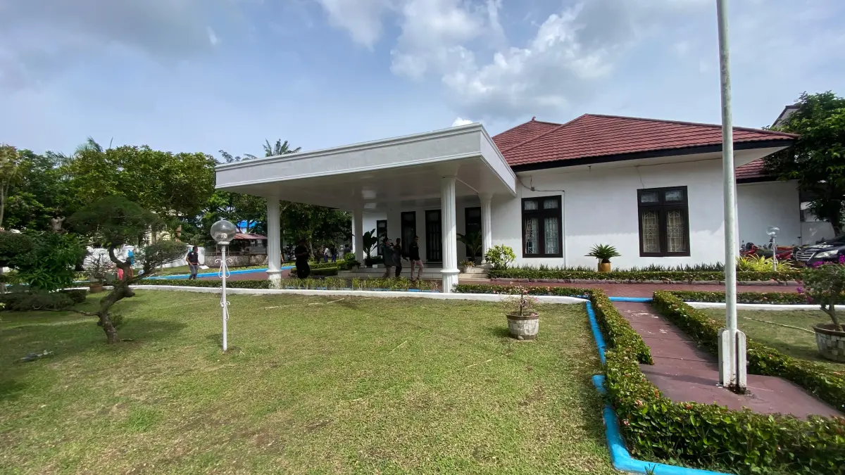 Tim Labfor Polda Sumut saat membawa jendela kaca kamar Wabup Lom Lom Suwondo yang mengalami pecah.(Batara/Sumut Pos)