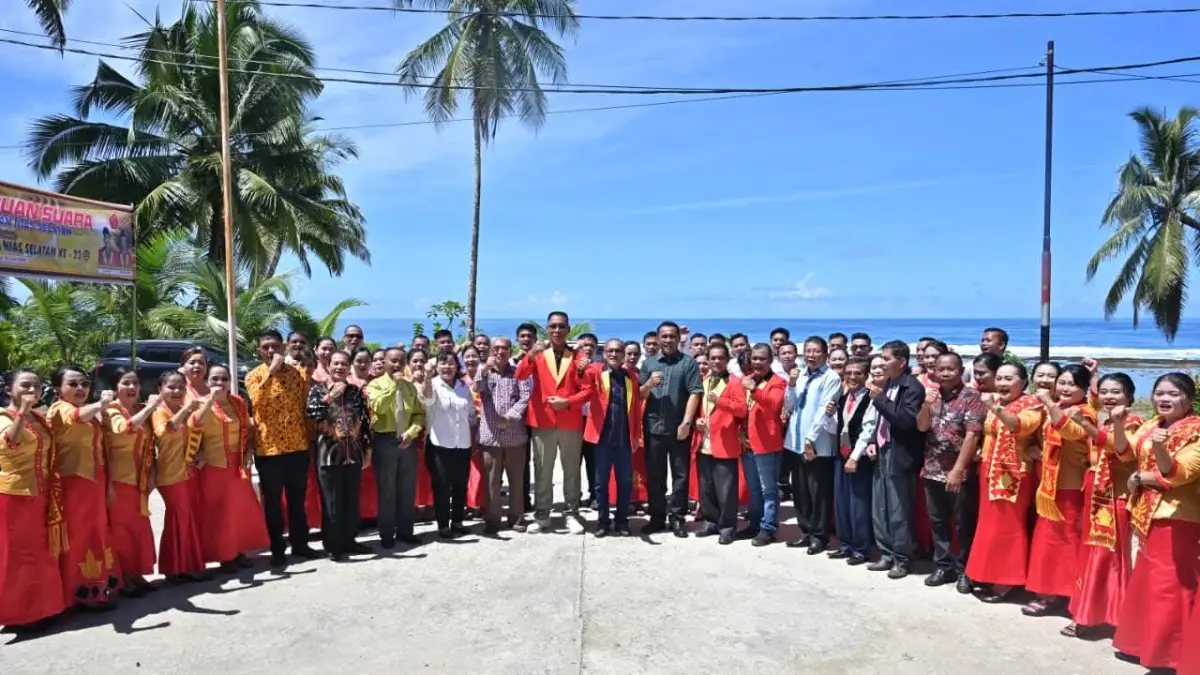 Wabup Nisel, Yusuf Nache berfoto bersama pengurus Bamuspernis dengan para peserta lomba paduan suara. Selasa, (15/6/2026). (Eriusman Duha/Sumut Pos)