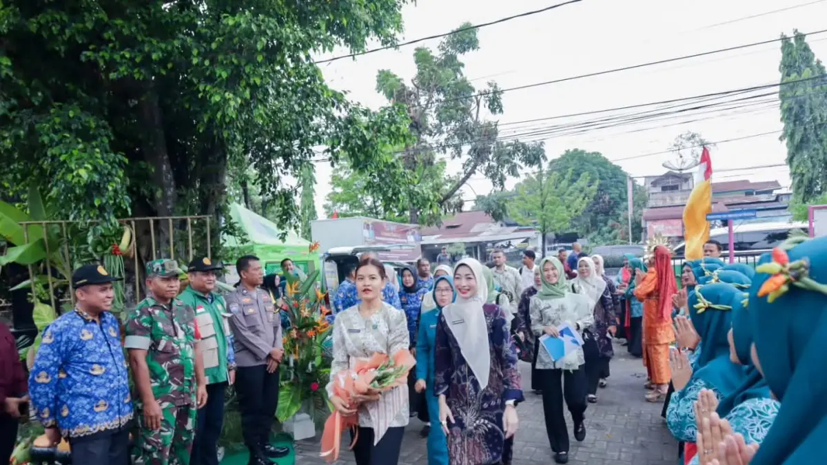 
Ketua TP PKK Provinsi Sumatera Utara  didampingi Ketua TP PKK Kota Tebing Tinggi  disambut jajaran TP PKK, unsur Forkopimda, serta perangkat daerah dalam rangka penilaian Hari Kesatuan Gerak (HKG) PKK Tahun 2026 di Kelurahan Rantau Laban, Kecamatan Rambutan, Kota Tebing Tinggi, Rabu (17/6/2026). (Azan Purba/Sumut Pos)