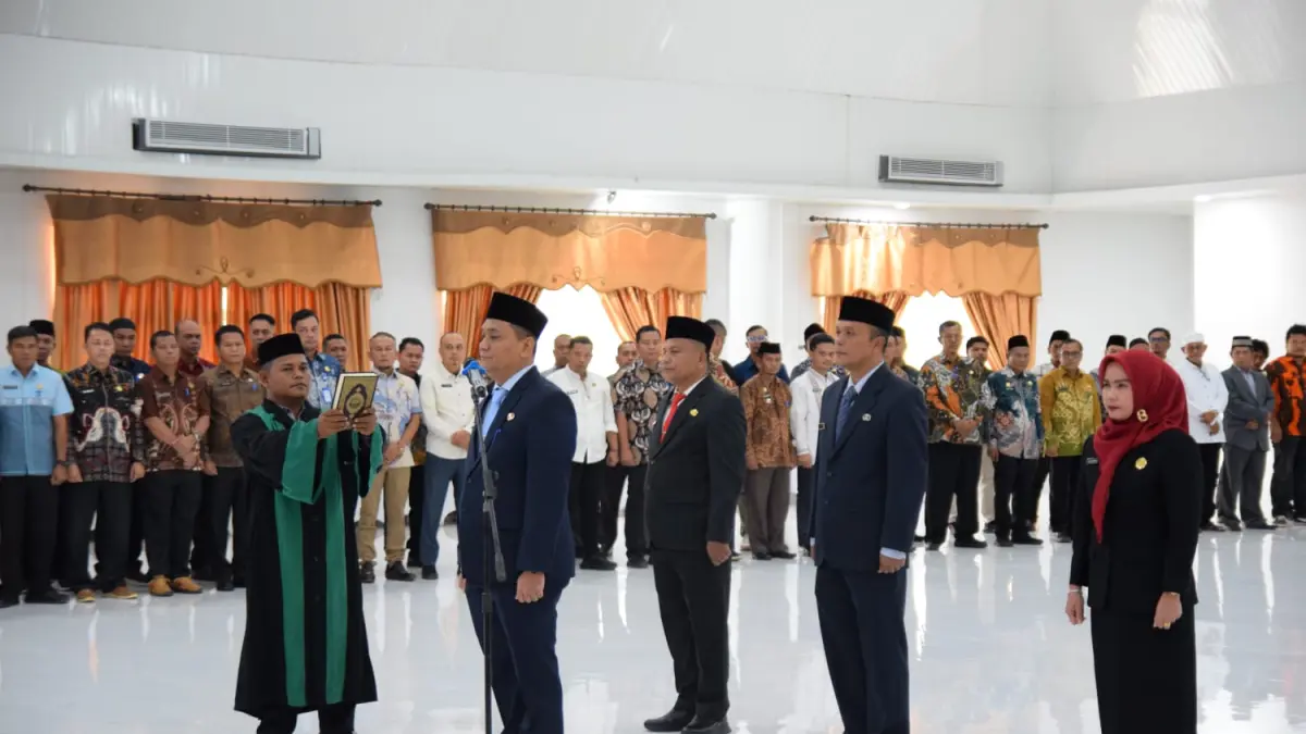 Bupati Padang Lawas melantik Sekda dan 3 Kepala Dinas di jajaran Pemkab Padang Lawass,  Kamis 18 Juni 2026. (Mitra Harahap/Sumut Pos)