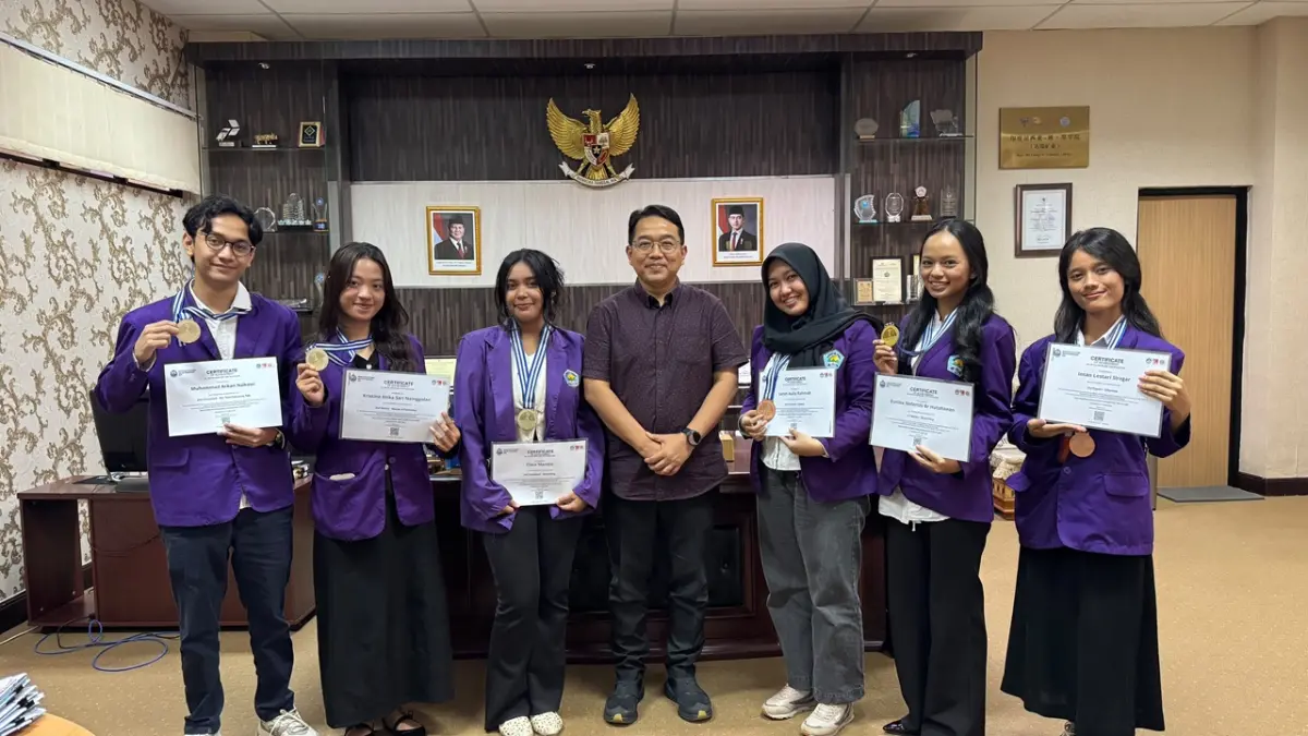 Direktur Politeknik Negeri Medan, Dr Ir Idham Kamil ST MT bersama para pemenang.