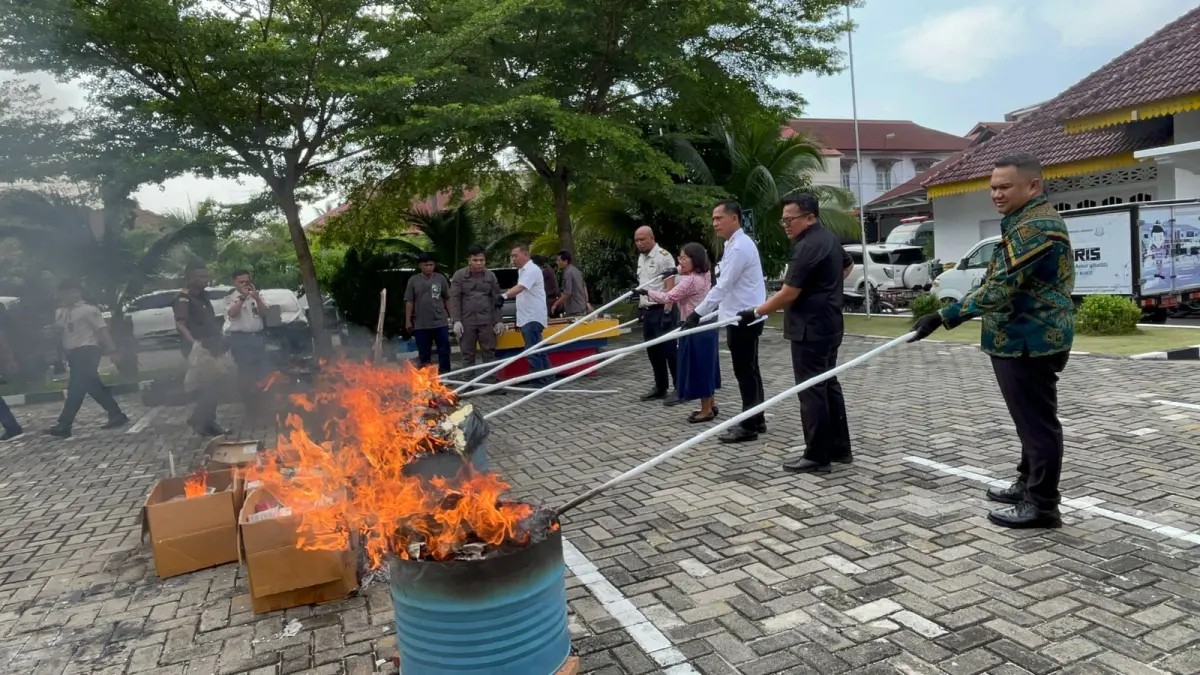 Kajari Deliserdang Sapta Putra (dua kanan) saat ikut memusnahkan barang bukti. (Batara/Sumut Pos)