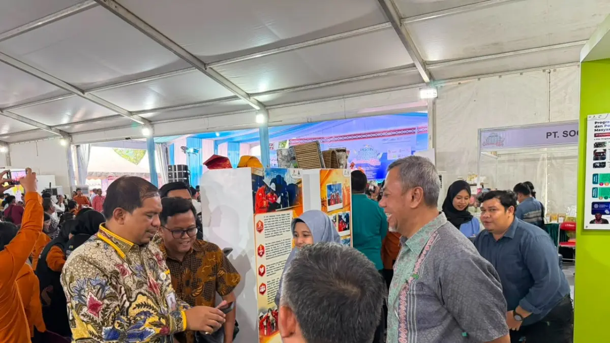 KUNJUNGI: Sejumlah pejabat di Pemerintah Provinsi Sumatera Utara dan Kota Medan mengunjungi stan Pertamina Hulu Rokan (PHR) Zona 1 bersama SKK Migas pada ajang Pekan Inovasi dan Investasi (PIIS) Sumut 2026. (Dok: PHR Zona 1)

