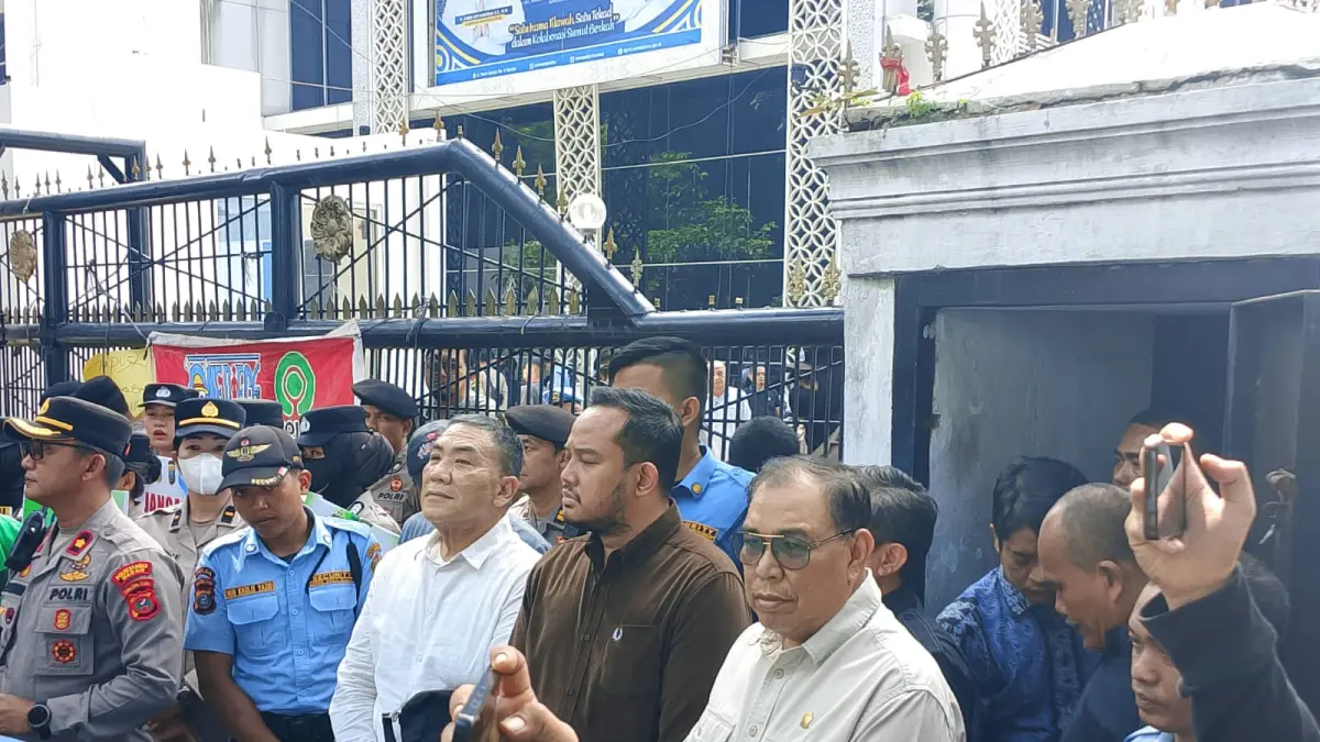 TEMUI: Ketua Komisi E DPRD Sumatera Utara (Sumut) Muhammad Subandi bersama anggota Komisi E DPRD Sumut seperti Edy Surahman Sinuraya, Fazri Akbar, dan Mikail Purba menemui ratusan pengemudi ojek online (ojol) yang menggelar aksi unjuk rasa di depan Gedung DPRD Sumut, Jalan Imam Bonjol, Medan, Kamis (18/6/2026).(Dok : Ihsan Syahreza/Sumut Pos)
