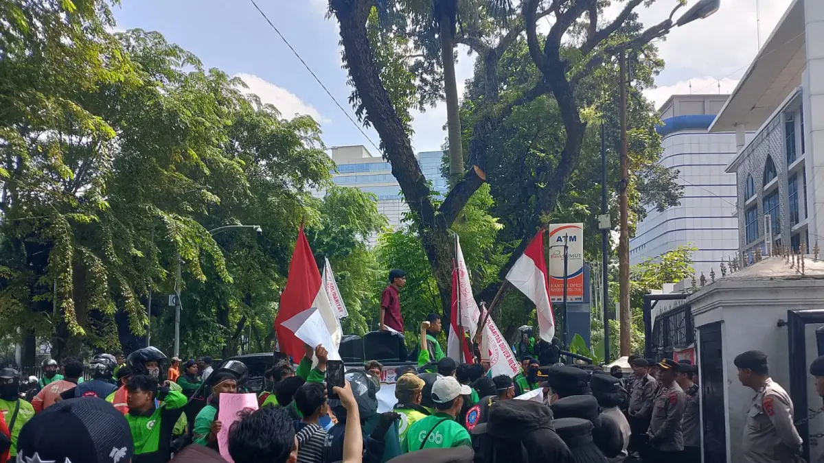 OJEK: Ratusan massa yang tergabung dalam Aliansi Solidaritas Driver Medan dan Ojek Sumut Bersatu menggelar aksi unjuk rasa di depan Gedung DPRD Sumatera Utara, Kamis (18/6/2026).(Dok: Ihsan Syahreza/ Sumut Pos)
