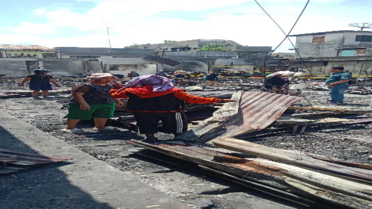 Para pedagang Pasar Dwikora Parluasan mengais sisa-sisa barang dagangan mereka yang terbakar. (Pra Evasi/Sumut Pos)