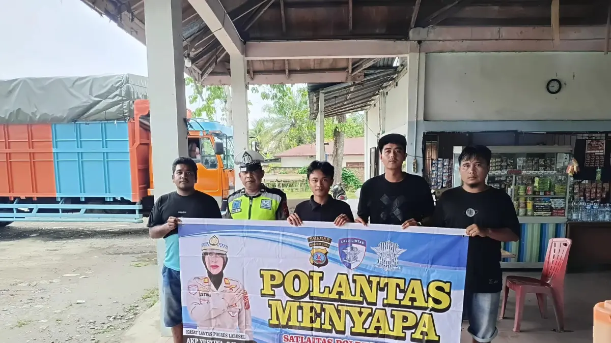 Petugas Satlantas Polres Labusel  menyapa  para pengemudi untuk tertib berlalu lintas. (Khairuddin/Sumut Pos)