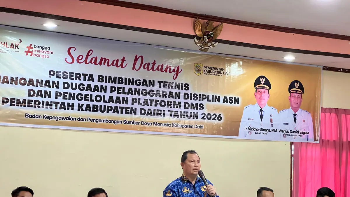 Sekretaris Daerah (Sekda) Kab Dairi, Surung Charles Lamhot Bantjin didampingi Kepala BKPSDM, Yon Hendrik saat membuka Bimtek di Hotel Beristera Sitinjo, Rabu (17/6/2026). (RUDY SITANGGANG/SUMUT POS)