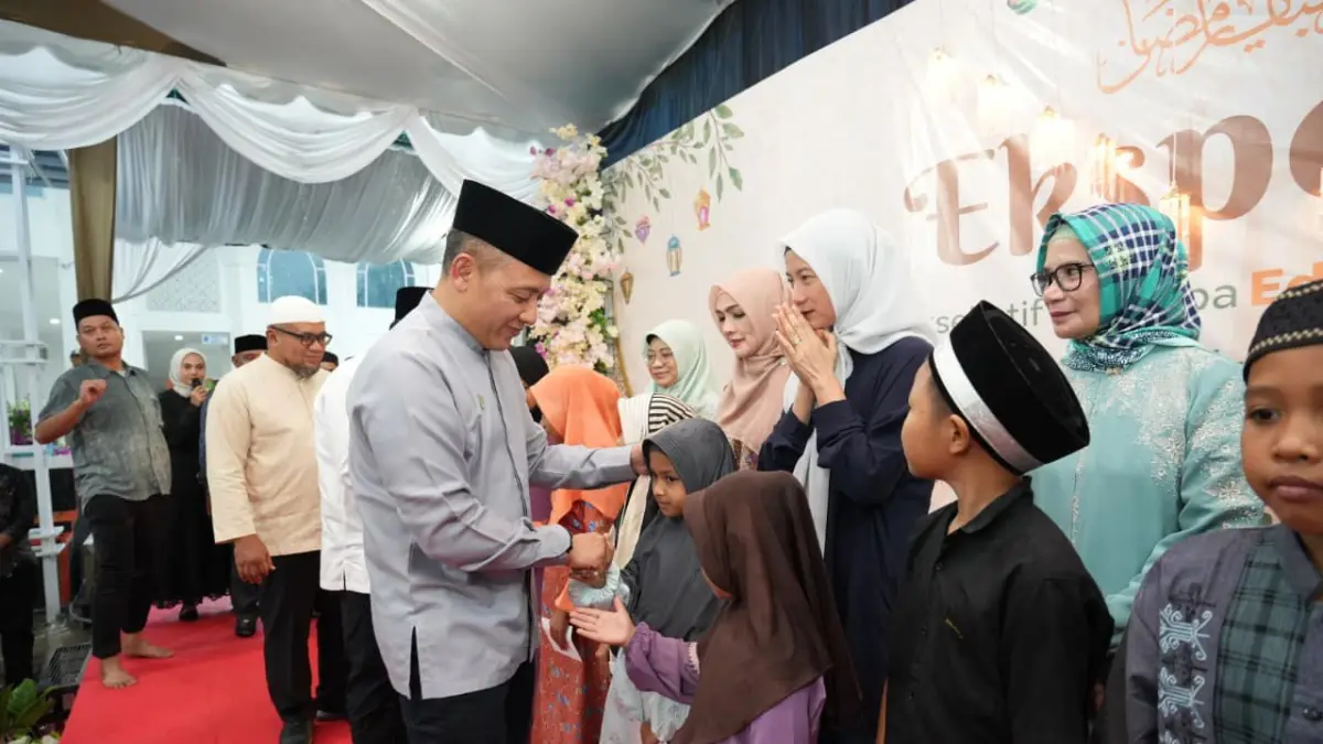 BANTUAN: Perwakilan dari  PTPN IV PalmCo saat menyalurkan bantuan kepada yatim dan dhuafa. (Dok Humas PTPN IV PalmCo)