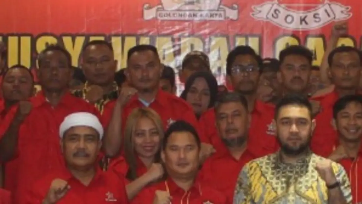 BERSAMA: Reza Pahlevi Lubis foto bersama Ketua DPD Golkar Kota Medan, Muhammad Rahmaddian Shah, dan ketua Depidar II Soksi Provinsi Sumatera Utara, Sangkot Sirait, usai terpilih menjadi Ketua Depicab Soksi Kota Medan. (Dok: Reza Pahlevi)

