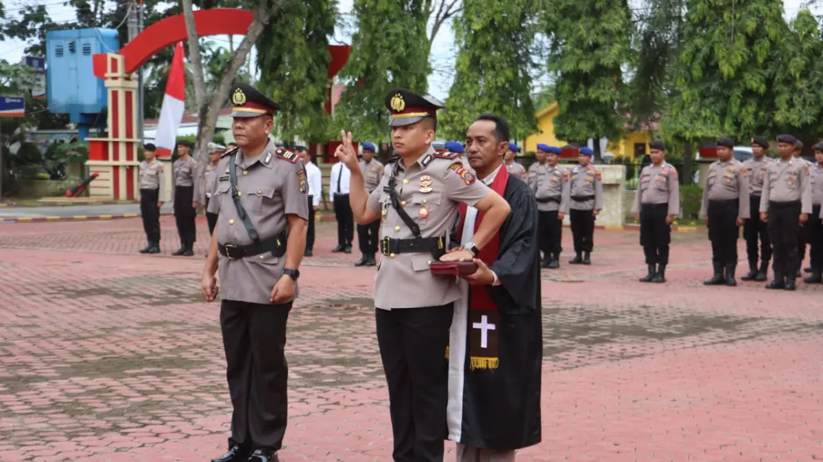 
Hotdiatur Purba saat berpangkat Iptu dilantik sebagai PS Kapolsek Salapian Polres Langkat. (Foto dari Humas Polres Langkat/Sumut Pos)