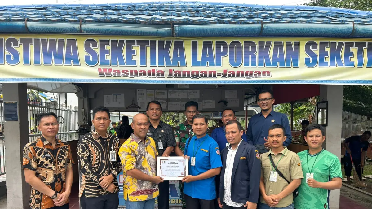 Ketua Karang Taruna Kota Tebing Tinggi, Jatmiko, menyerahkan piagam penghargaan kepada Plt. Kepala Lapas Kelas IIB Tebing Tinggi, Erwin F. Simangunsong, usai audiensi yang berlangsung di Lapas Kelas IIB Tebing Tinggi. (19/06/2026).  (Azan Purba/ Sumut Pos)