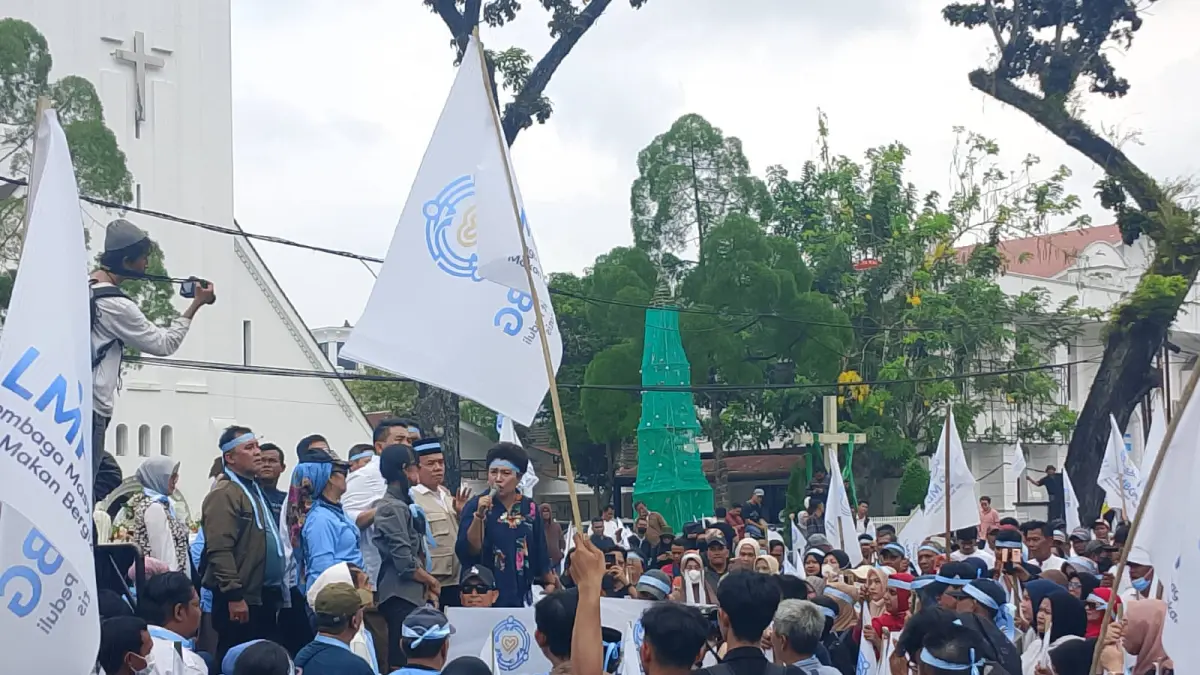 MASSA: Ratusan massa menggelar aksi dukungan terhadap Program Makan Bergizi Gratis (MBG) di kawasan eks Medan Club, Jalan RA Kartini, Kota Medan, Jumat (19/6/2026). (Dok : Ihsan Syahreza/ Sumut Pos)

