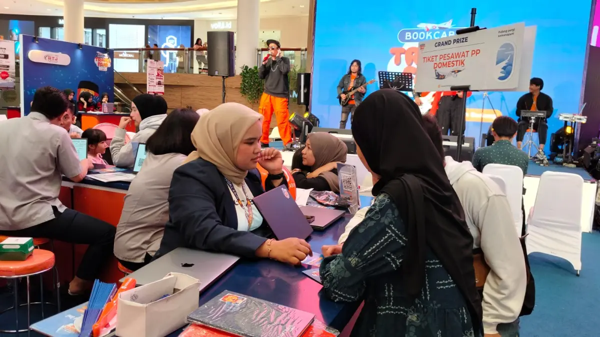 Pengunjung BookCabin Travel Fair 2026 melakukan pemesanan tiket di lokasi pameran di Sun Plaza Medan Jumat (19/6/2026)&nbsp; (Foto : Asih Astuti)