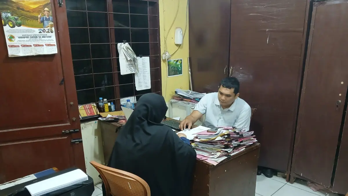 
Polisi saat melakukan pemeriksaan klien Ferdinand Sembiring di Mapolsek Binjai Selatan. (Foto dari kuasa hukum/Sumut Pos)