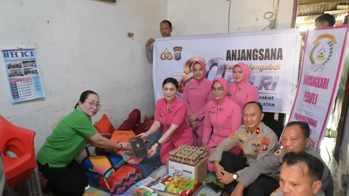 Polres Labuhanbatu Selatan bersama Bhayangkari saat sambangi Personel. (Khairuddin/Sumut Pos)