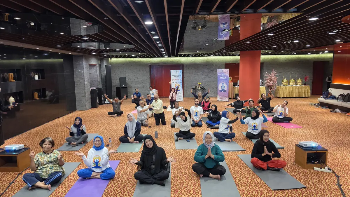 Puluhan jurnalis dari berbagai media lokal dan nasional "Yoga For Media" pada Kamis, 18 Juni 2026 di Hotel Grand Mercure, Medan. (Foto : Konsulat Jenderal India di Medan)