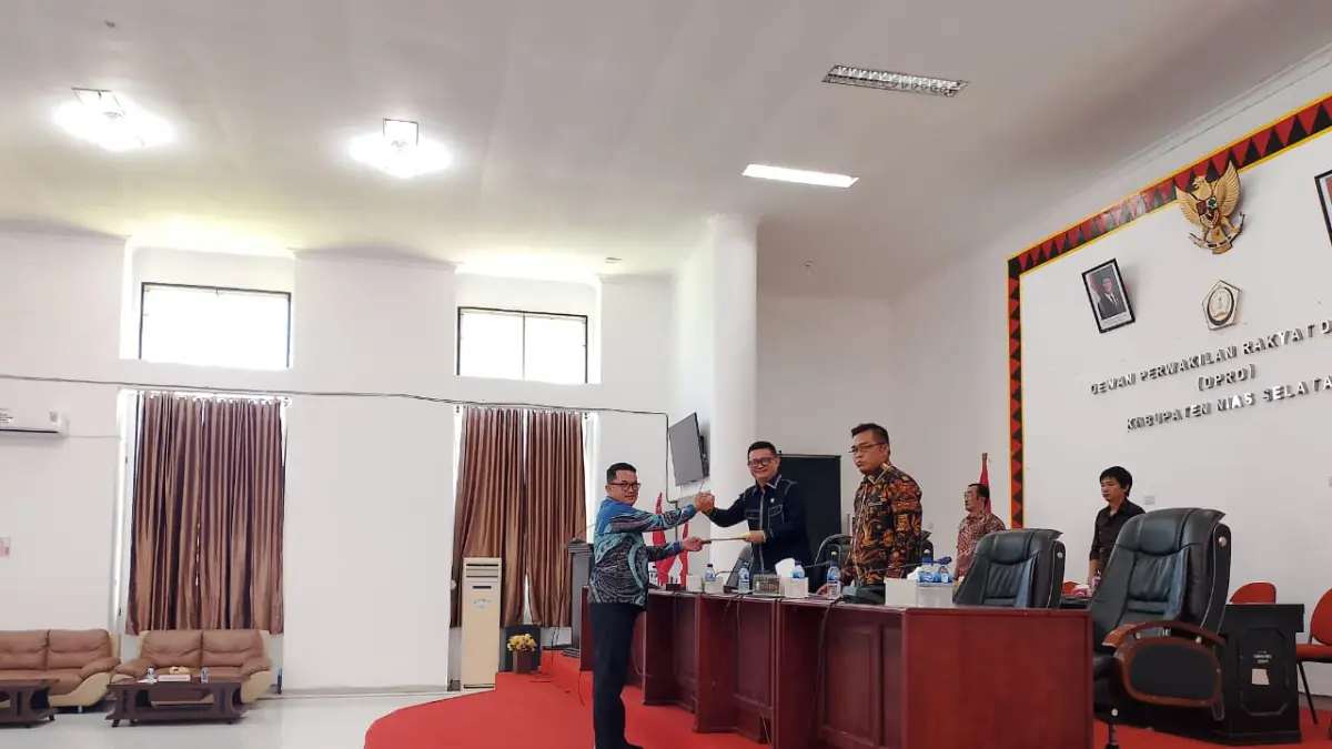 Wakil Ketua DPRD, Wirahati Loi saat menerima nota pengantar Ranperda Pertanggungjawaban Pelaksanaan APBD Kab. Nias Selatan TA 2025 dari Sekda Nisel Amsarno Sarumaha. Kamis, (18/6/2026)
 ( Eriusman Duha/Sumut Pos)