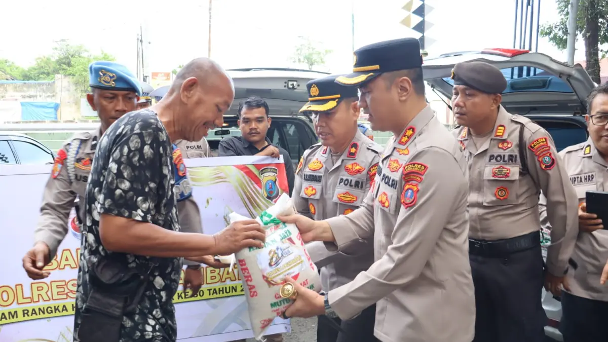 Warung Polri Presisi menyediakan sarapan gratis dan pembagian bantuan sosial (Fajar/ Sumut Pos)