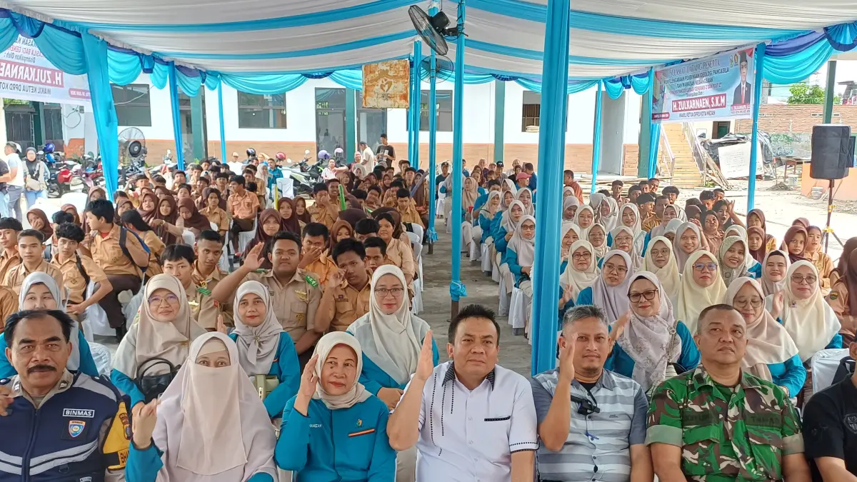 IDEOLOGI: Wakil Ketua DPRD Kota Medan, H. Zulkarnaen S.K.M saat menggelar Pembinaan Ideologi Pancasila dan Wawasan Kebangsaan di SMK YWKA di Kecamatan Medan Timur, Sabtu (20/6/2026). (Dok: Markus Pasaribu/Sumut Pos)
