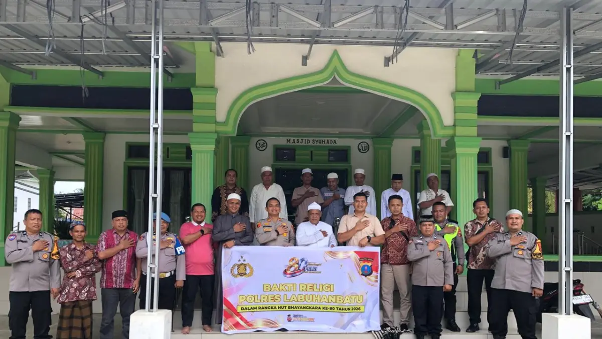 MASJID: Jajaran Polsek Na IX-X, Polres Labuhan batu, melaksanakan kegiatan Bakti Religi di Masjid Syuhada, Dusun Pulohopur, Desa Silumajang. (Dok: Indra/ Sumut Pos)


