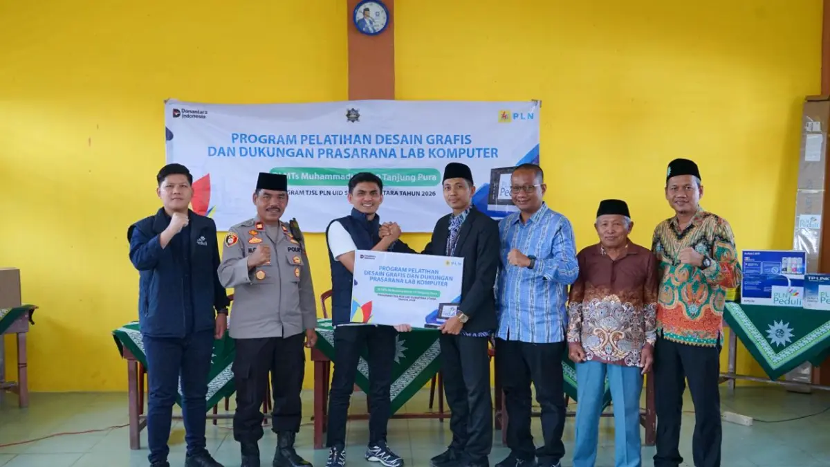 SIMBOLIS: Penyerahan secara simbolis bantuan Program pelatihan desain Grafis dan dukungan prasarana lab komputer oleh ASMAN TJSL kepada Kepala Sekolah MTs Muhammadiyah 19 Tanjung Pura. (Dok: PLN)
