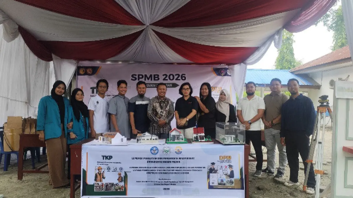 Tim Fakultas Teknik Universitas Negeri Medan (UNIMED) Program Studi Pendidikan Teknik Bangunan (PTB) kolaborasi bersama SMK Negeri 2 Kisaran. Asahan dalam gelaran Expo Produk Konstruksi Karya Siswa. (Dok Fakultas Teknik Universitas Negeri Medan)