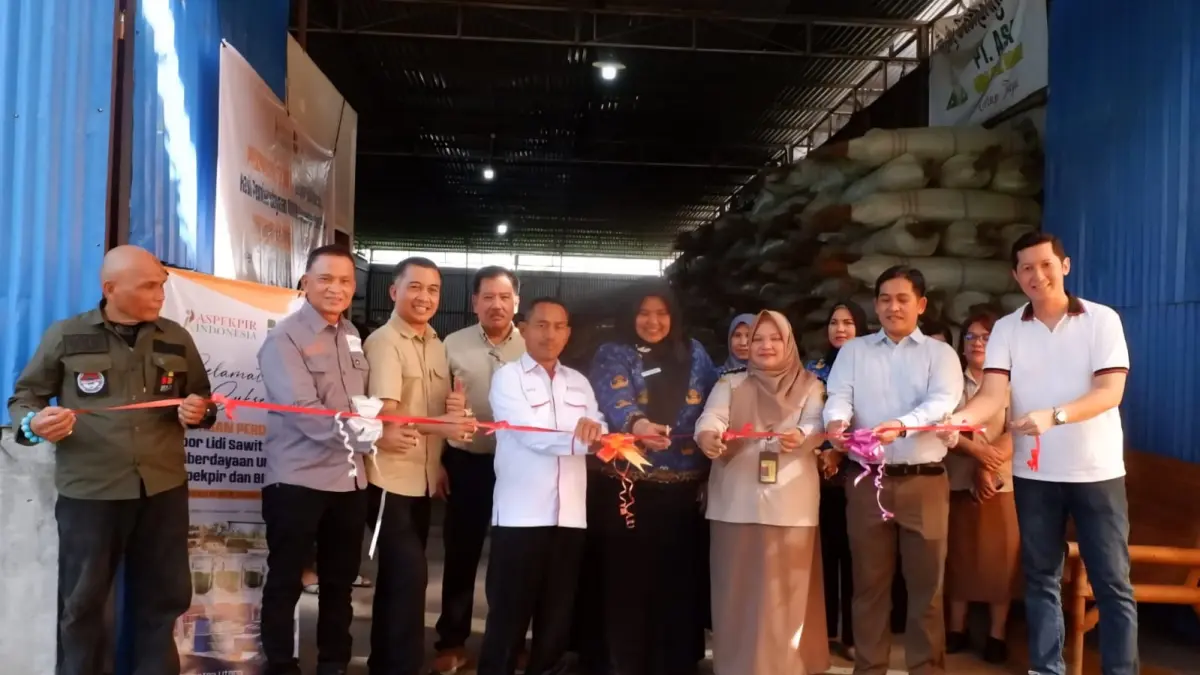 Badan Pengelola Dana Perkebunan (BPDP) bersama Asosiasi Petani Kelapa Sawit Perusahaan Inti Rakyat (ASPEKPIR) Indonesia melepas ekspor perdana sebanyak 28 ton lidi sawit ke China. Pelepasan ekspor tersebut berlangsung di gudang PT Arra Setya Abadi, Belawan, Medan, Sumatera Utara, Rabu (17/6/2026).(Dok : Badan Pengelola Dana Perkebunan).