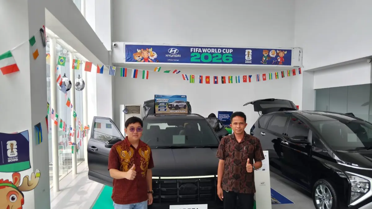  BERSAMA: Branch Manager Hyundai Arista SM Raja Medan, David Wu bersama Kepala Bengkel bagian Service Hyundai Arista SM Raja Medan, Agus Triyono, di Hyundai Arista SM Raja Medan. (Sumut Pos/Dokumen Pribadi)