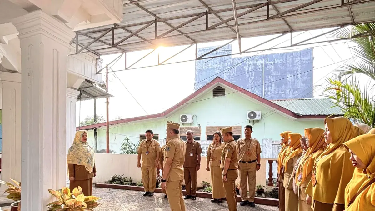 

Kepala Inspektorat Binjai, Heny Sitepu saat memimpin apel pagi di kantornya. (Foto dari Inspektorat Binjai/Sumut Pos )