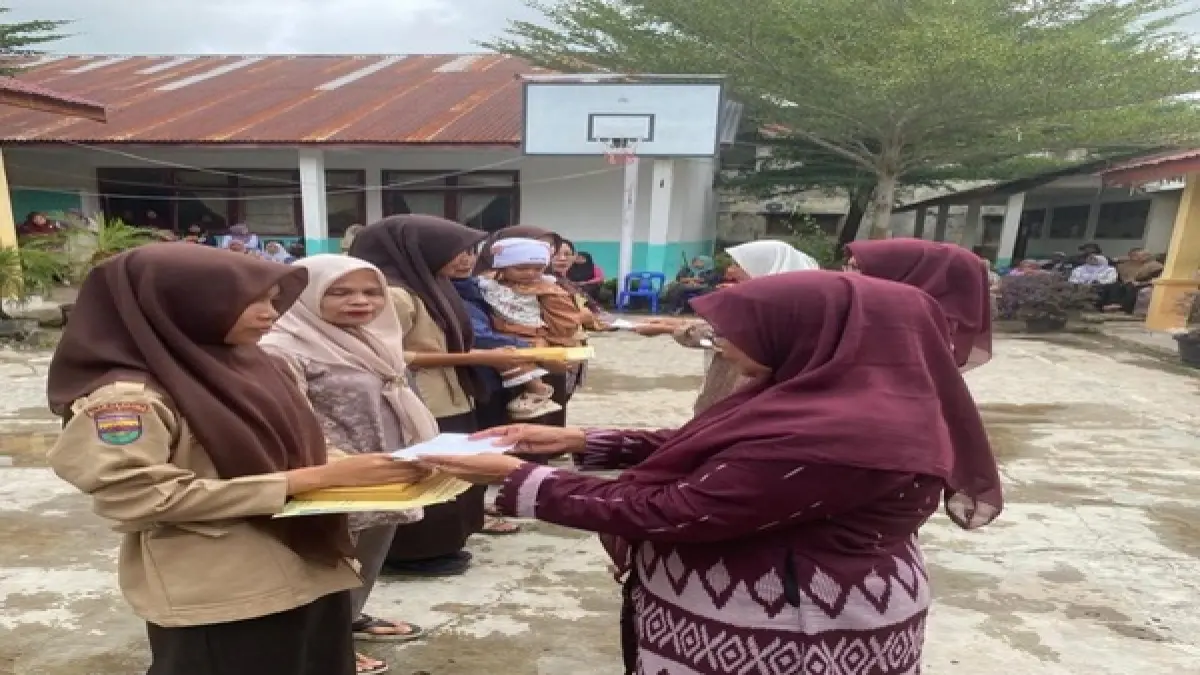 Kepsek SMPN 1 Barumum Tengah serahkan hadiah untuk siswa berprestasi di hari pembagian raport. (Mitra Harahap/Sumut Pos)