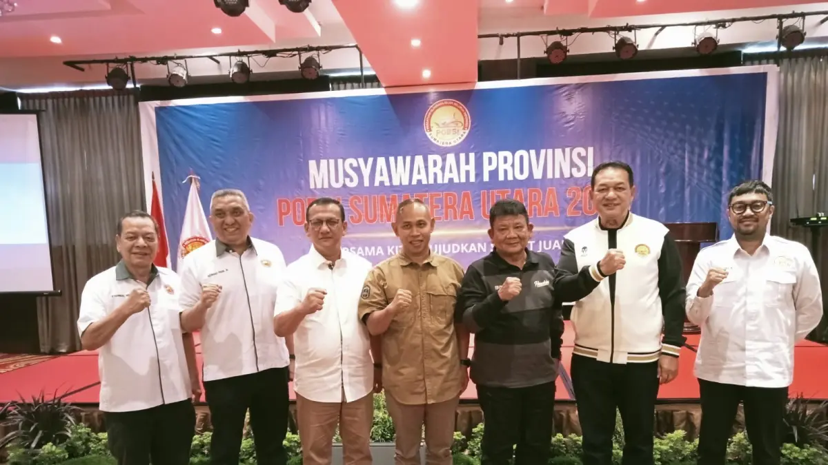 Ketua Terpilih POBSI Sumut Hidayat Batubara bersama Ketua Umum KONI Sumut Hatunggal Siregar dan lainnya. (Dok POBSI Sumut)