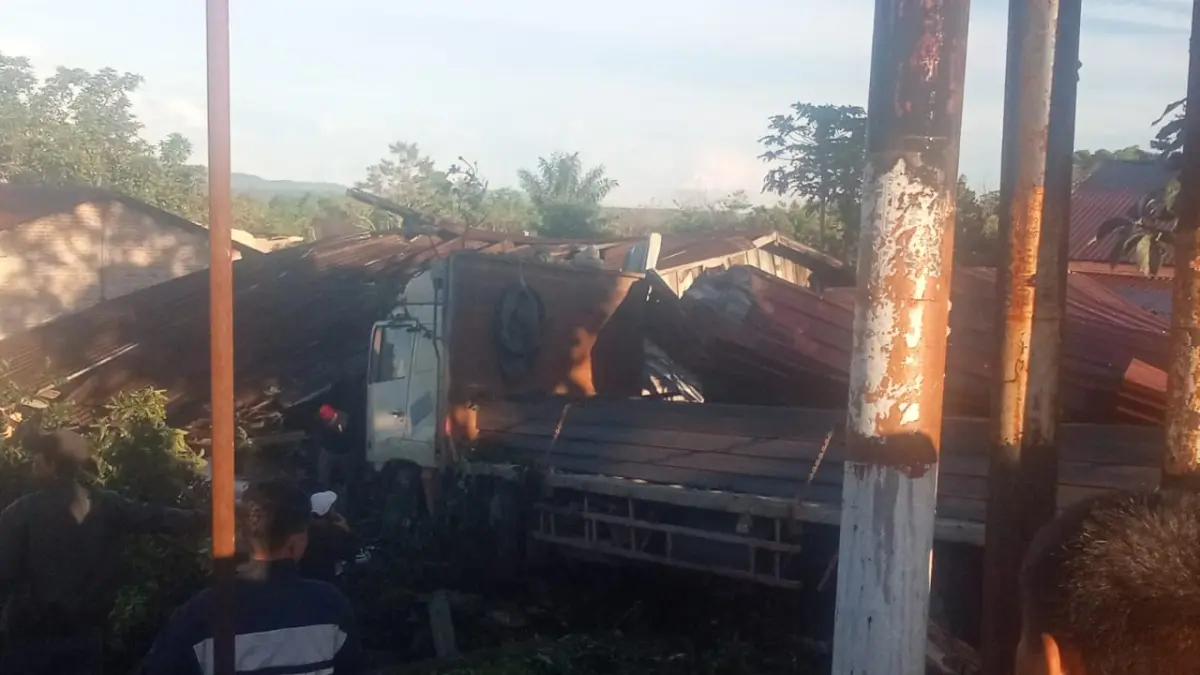 LAKA BERUNTUN. Kecelakaan beruntun di Dusun Invaliden, Desa Pegagan Julu 2, Kecamatan Sumbul, sebanyak 2 orang tewas dan 7 alami luka-luka. (RUDY SITANGGANG/SUMUT POS)