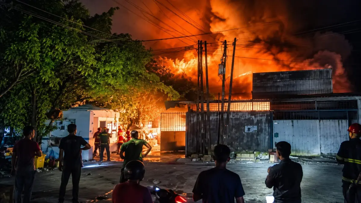 Pabrik mainan di Jalan Ladang, Gang Perdamaian, Kelurahan Kedai Durian, Kecamatan Medan Johor, terbakar Sabtu (20/6/2026) malam. (foto warga)