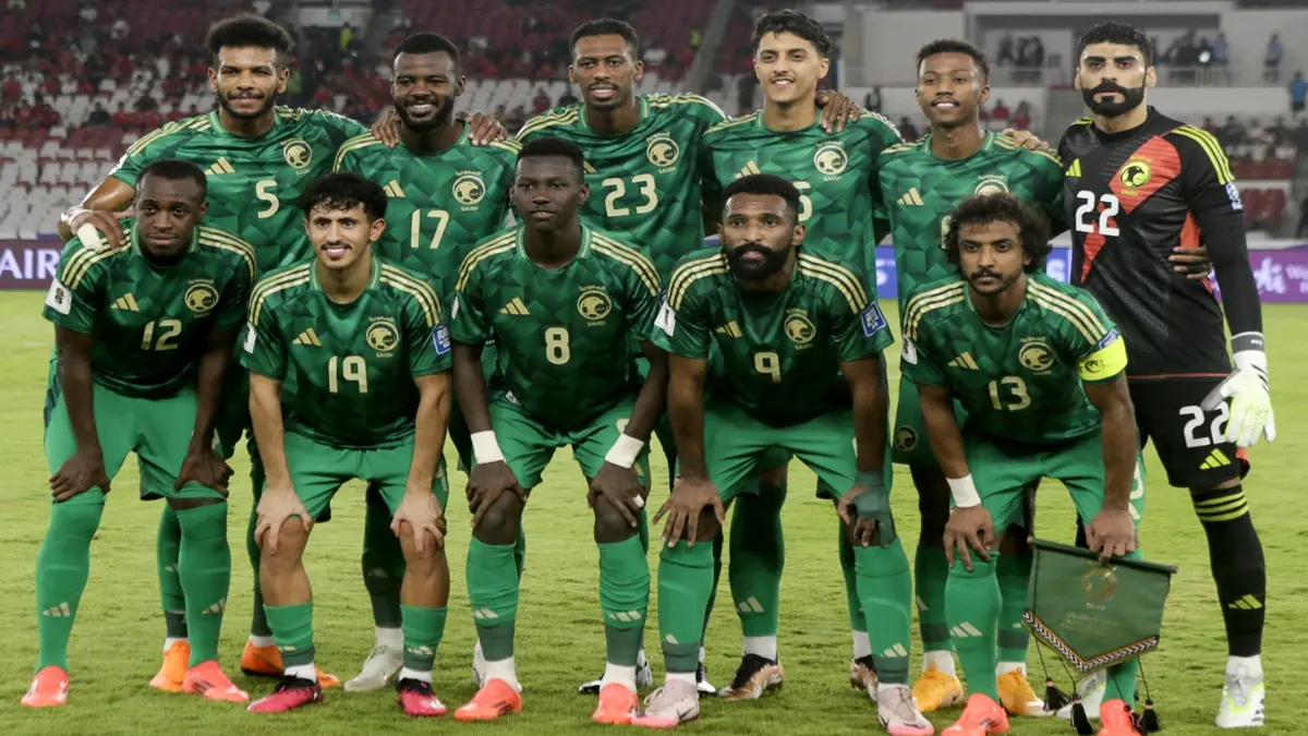 Para pemain tim nasional Arab Saudi berpose untuk foto tim pada awal pertandingan kualifikasi Piala Dunia 2026 antara Arab Saudi dan Indonesia di Stadion Gelora Bung Karno, Jakarta, pada 19 November 2024. (Photo by ADITYA AJI / AFP)