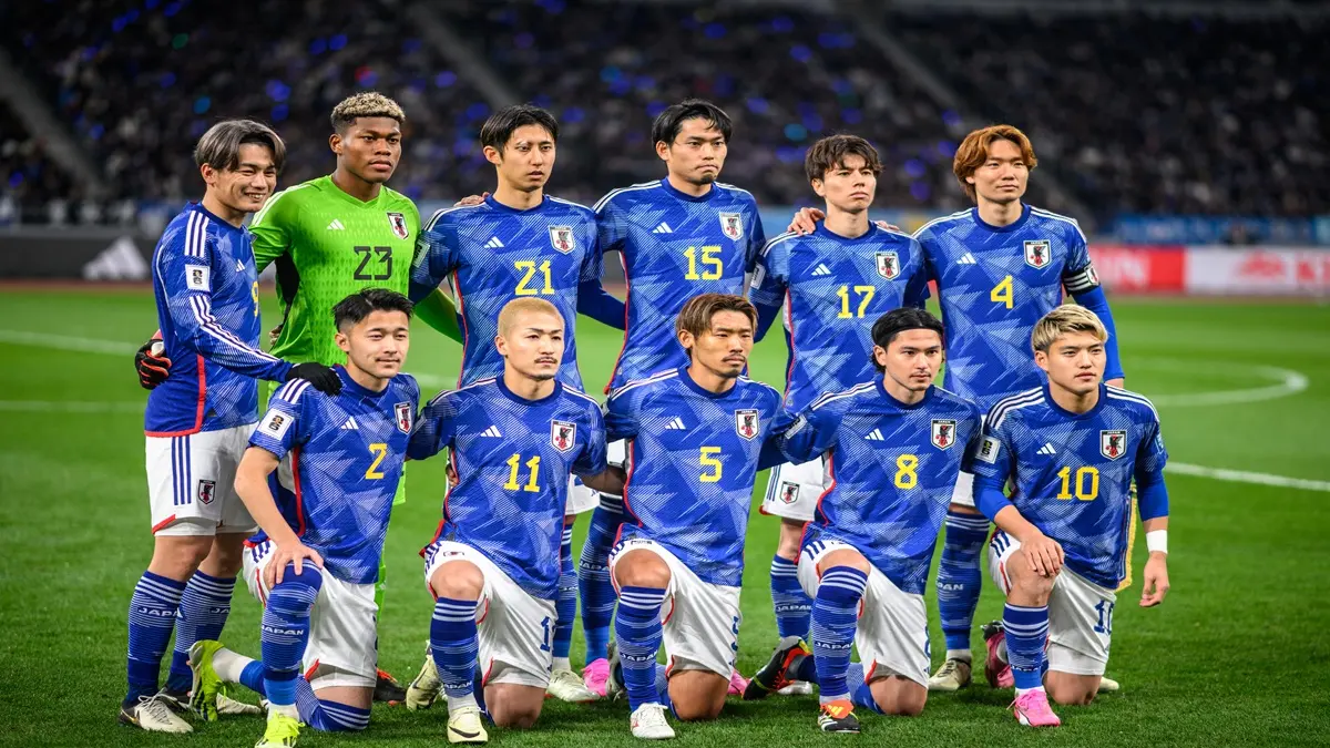 Pemain timnas Jepang berpose untuk foto tim sebelum dimulainya pertandingan sepak bola kualifikasi Piala Dunia 2026 antara Jepang dan Korea Utara di Stadion Nasional, Tokyo, pada 21 Maret 2024.. (Photo by Philip FONG / AFP)