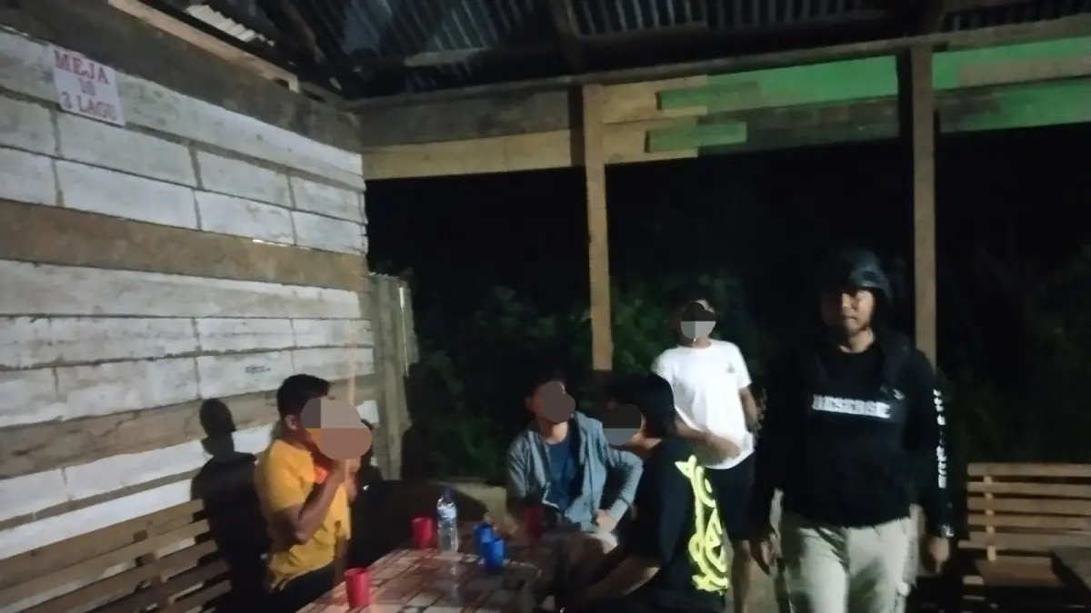 Personel Polres Padang Lawas sapu bersih Potensi Konflik jalanan dan Warung Tuak, Sabtu (20 /6). (Mitra Harahap/Sumut Pos)