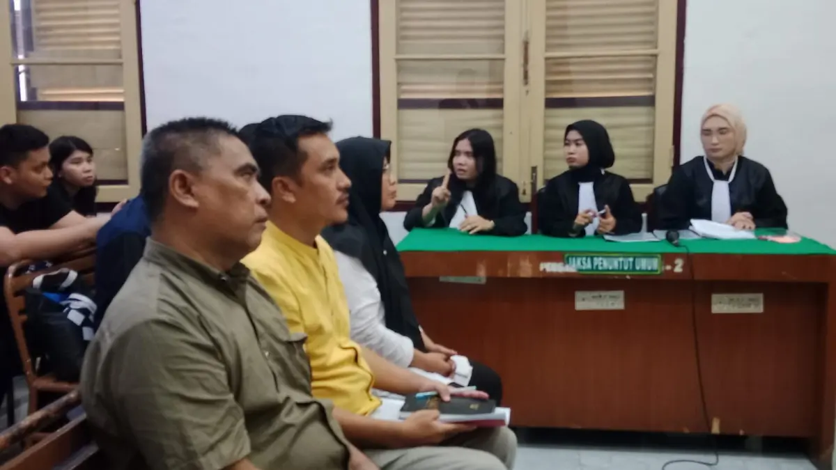 Tiga terdakwa korupsi dana BOS di SMAN 16 Medan, saat menjalani sidang di Pengadilan Tipikor Medan. (Dok: Gusman/Sumut Pos)