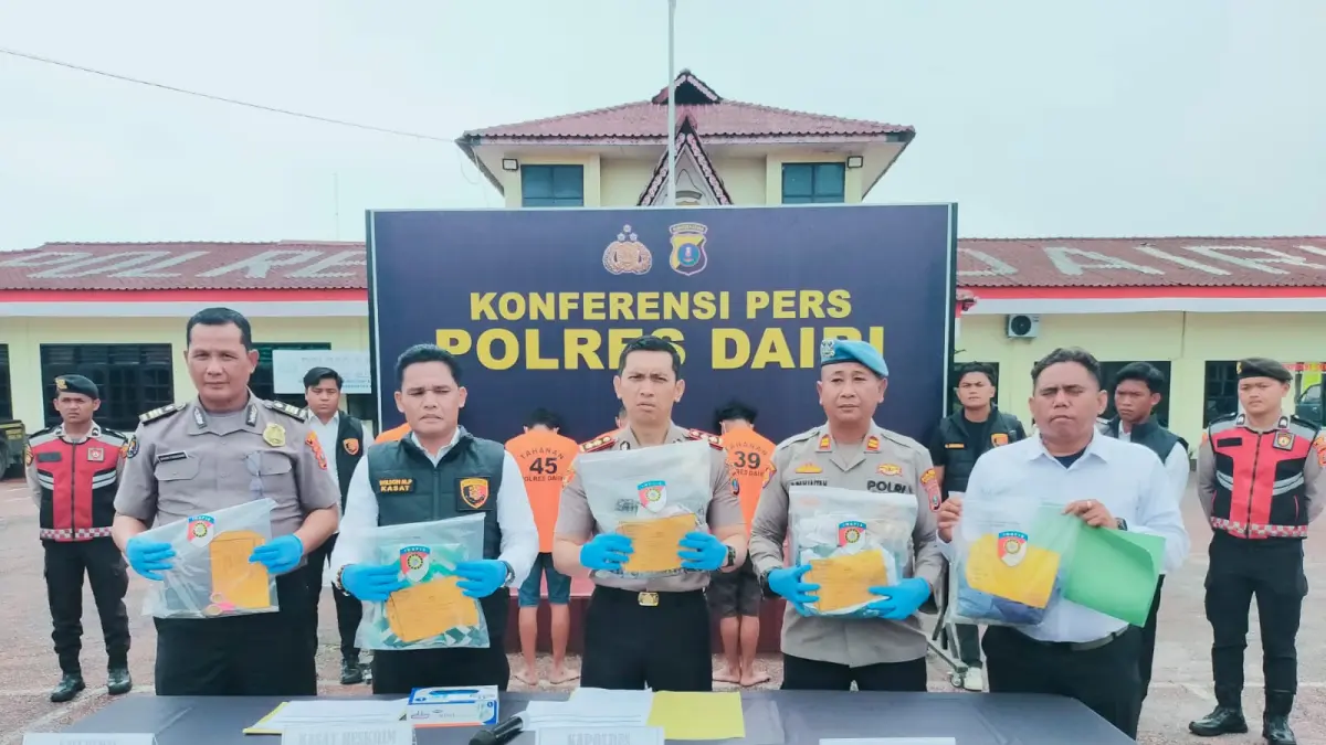 Kapolres Dairi AKBP Otniel Siahaan didampingi Kasat Reskrim AKP Wilson Panjaitan, Kasie Propam Iptu Sahat Panjaitan dan Kasie Humas AKP Syahri Ramadhan dan Kanit PPA Aipda Panjaitan melakukan konfrensi pers dan menunjukkan para tersangka. (RUDY SITANGGANG/SUMUT POS)