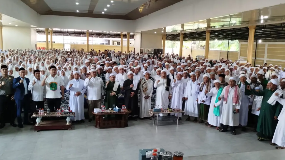Acara silaturahmi mursyid, khalifah, sarifah dan jemaah Tarekat Naqsabandiyah Alkholidi se- Labuhanbatu Raya (Fajar/Sumut Pos)