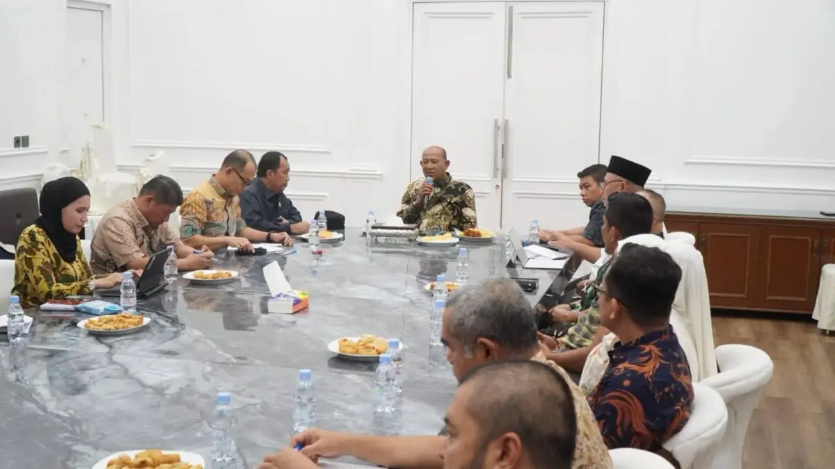 
Bupati Langkat, Syah Afandin saat memimpin rapat bersama Forkopimda terkait masa pemulihan pascabencana diperpanjang. (Diskominfo Langkat/Sumut Pos)